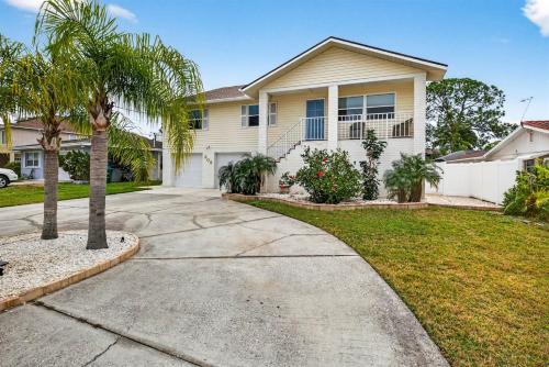 Spacious 4 Bedroom with Arcade and Heated Pool by Beach in Palm Harbor, USA