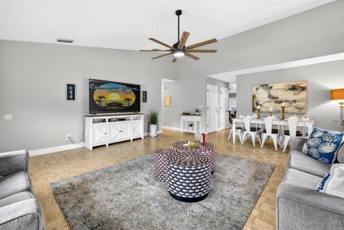 Spacious 4 Bedroom with Arcade and Heated Pool by Beach in Palm Harbor, USA