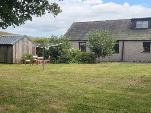 Зовнішній вигляд готелю, Farm Cottage at foot Angus Glens in Брідженд оф Ліндразен