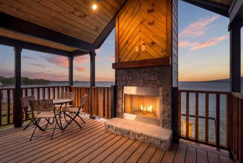 Kilátás, Lakefront Retreat Featuring Outdoor Fireplace in Pittsburg (TX)