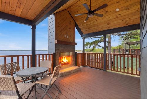 Lakefront Retreat Featuring Outdoor Fireplace in Pittsburg (TX)