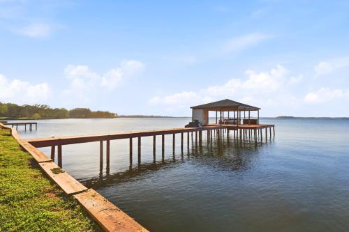 Lakefront Retreat Featuring Outdoor Fireplace in Pittsburg (TX)