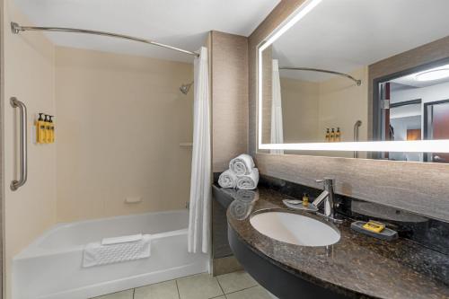 Best Western Plus Fresno Airport Hotel - image 27