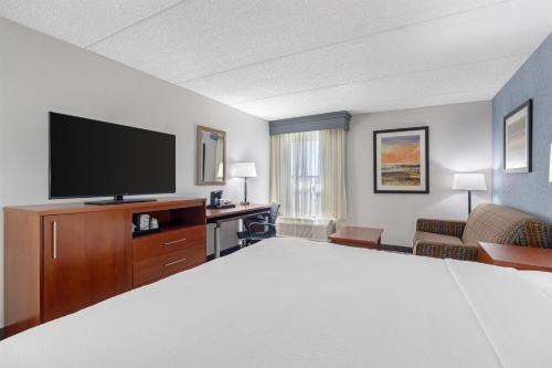 Best Western Plus Fresno Airport Hotel - image 18