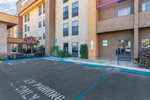 Best Western Plus Fresno Airport Hotel - image 39