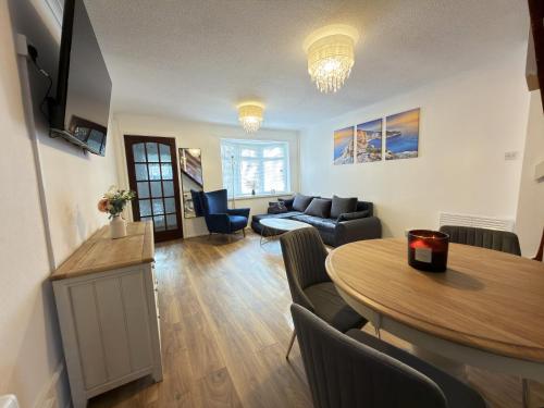 Modern 2BR Near City Centre -free Parking-Garden 6-8 gîte à louer Plough and Harrow