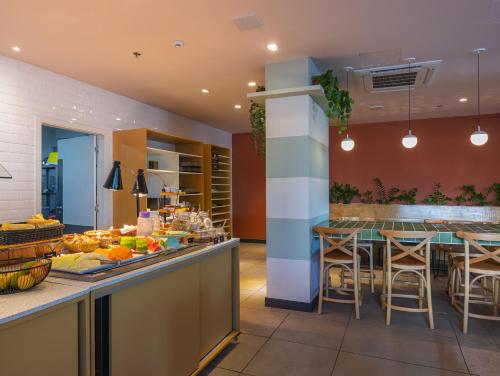 Food and beverages, B&B HOTEL Santos Dumont in Rio De Janeiro