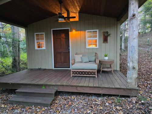 Private romantic Tiny Home King bed Jamestown in Rugby (TN)