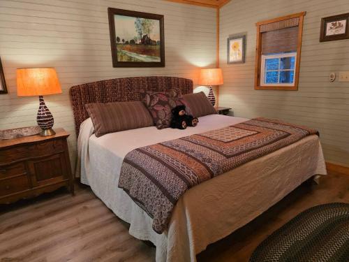 Private romantic Tiny Home King bed Jamestown in Rugby (TN)