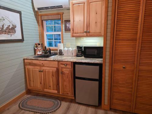 Private romantic Tiny Home King bed Jamestown in Rugby (TN)