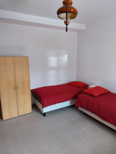 3 twin beds