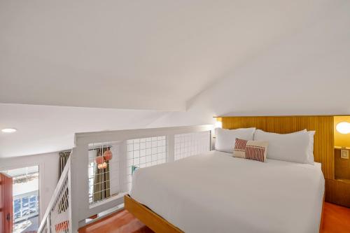1 queen bed, 1 sofa bed