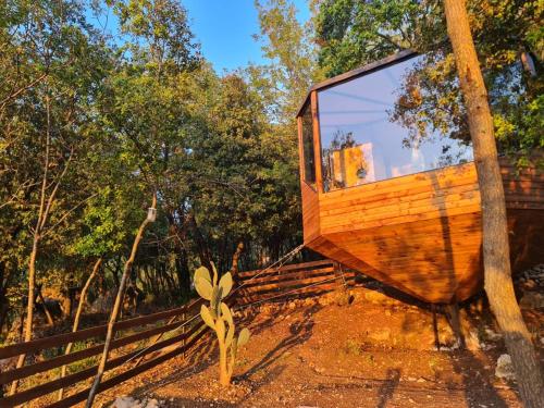 MONKEY MANSION - Luxury Treehouse - Private Escape with outdoor hot Tub in Khenchara