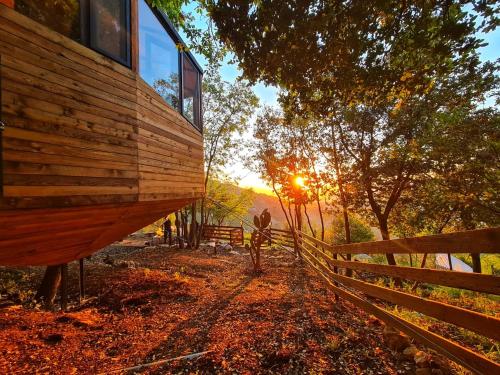 MONKEY MANSION - Luxury Treehouse - Private Escape with outdoor hot Tub in Khenchara