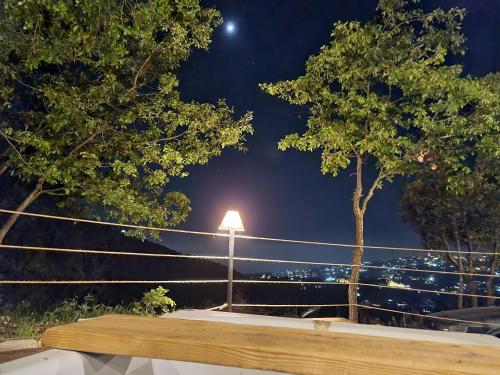 MONKEY MANSION - Luxury Treehouse - Private Escape with outdoor hot Tub in Khenchara
