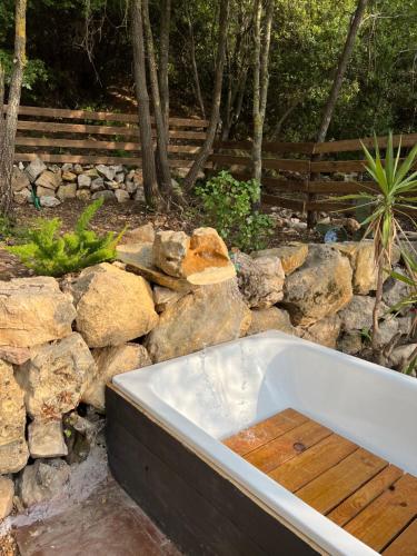 MONKEY MANSION - Luxury Treehouse - Private Escape with outdoor hot Tub in Khenchara