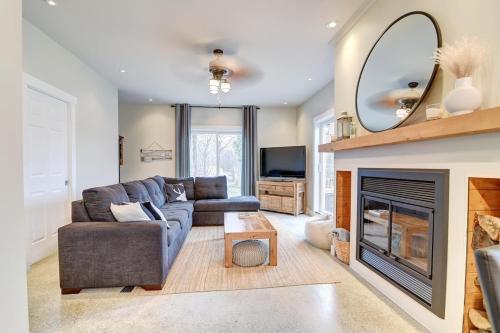 . Lake Joseph Retreat -Waterfront and Hot tub