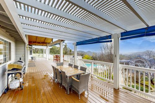 'Whispering Oaks Estate' w/ Pool & View in Murphys in Mērfijsa (CA)