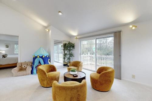 'Whispering Oaks Estate' w/ Pool & View in Murphys in Mērfijsa (CA)