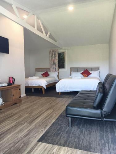2 double and 1 sofa beds garden chalet 7D