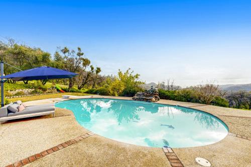 'Whispering Oaks Estate' w/ Pool & View in Murphys in Mērfijsa (CA)