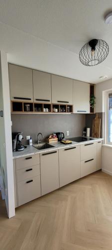 virtuve, Hoevense wellness met hottub & sauna in Hoeven (North-Brabant)