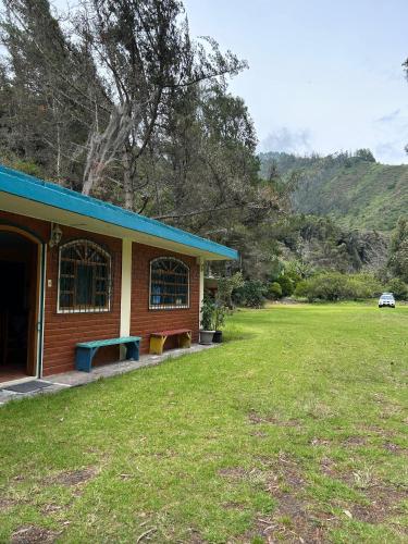 A szálláshely kívülről, The River House in Banos de Agua Santa