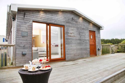 Long acre lodge Modern Family Lodge Sleeps 6 DevonCornwall Border in 克勞夫利鎮中心