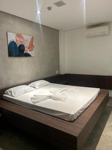 Lindo quarto com uma cama super espacosa, quarto com o banheiro de banho e o de uso pessoal separado in Casa Verde