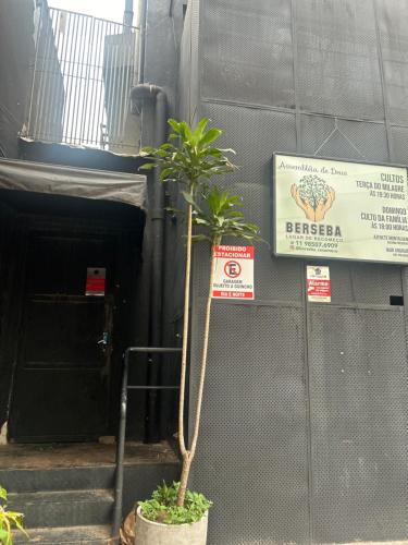 Lindo quarto com uma cama super espacosa, quarto com o banheiro de banho e o de uso pessoal separado in Casa Verde