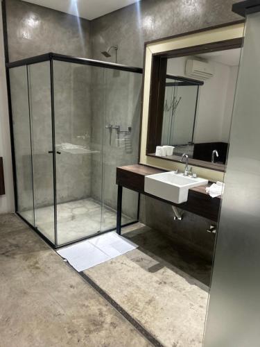 Lindo quarto com uma cama super espacosa, quarto com o banheiro de banho e o de uso pessoal separado in Casa Verde