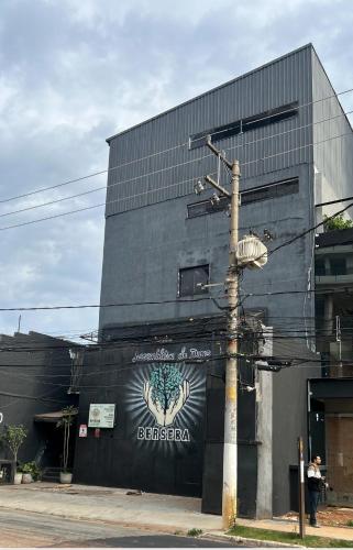 Lindo quarto com uma cama super espacosa, quarto com o banheiro de banho e o de uso pessoal separado in Casa Verde