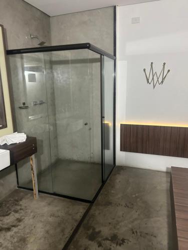 Lindo quarto com uma cama super espacosa, quarto com o banheiro de banho e o de uso pessoal separado in Casa Verde