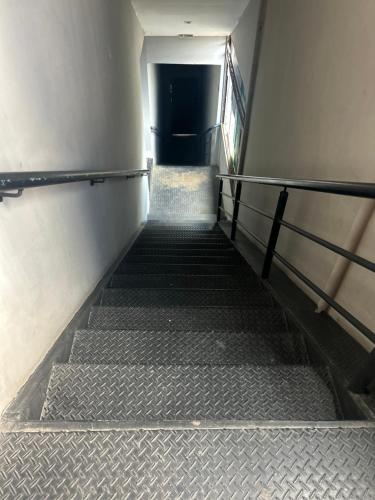 Lindo quarto com uma cama super espacosa, quarto com o banheiro de banho e o de uso pessoal separado in Casa Verde