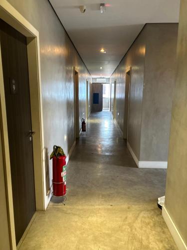 Lindo quarto com uma cama super espacosa, quarto com o banheiro de banho e o de uso pessoal separado in Casa Verde