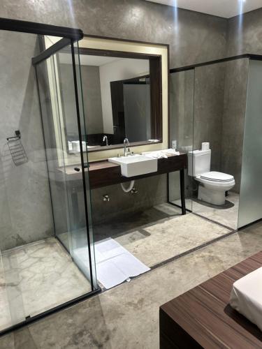 Lindo quarto com uma cama super espacosa, quarto com o banheiro de banho e o de uso pessoal separado in Casa Verde