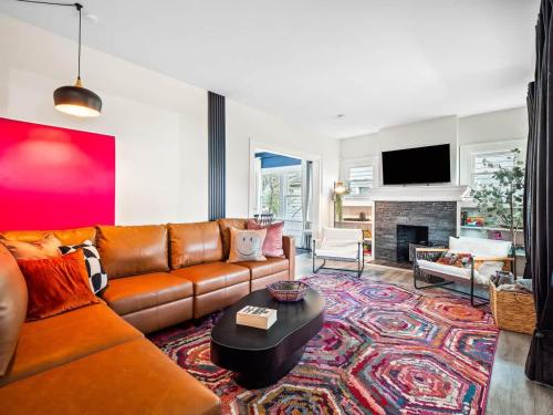 Spacious 4 Bedroom Sleeps 10 with Sauna and Hot Tub in كيوياهوجا فالز