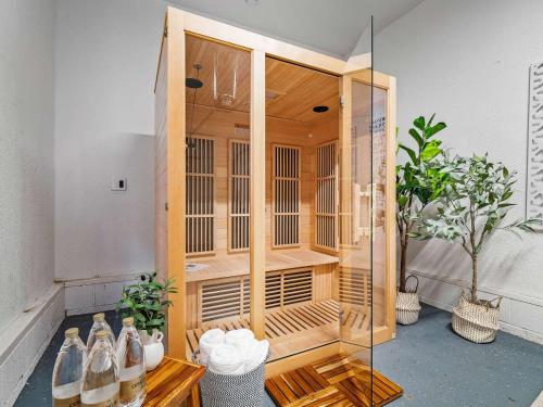 Spacious 4 Bedroom Sleeps 10 with Sauna and Hot Tub in كيوياهوجا فالز