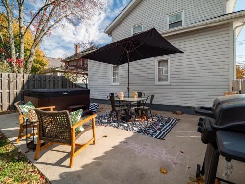 Spacious 4 Bedroom Sleeps 10 with Sauna and Hot Tub in كيوياهوجا فالز
