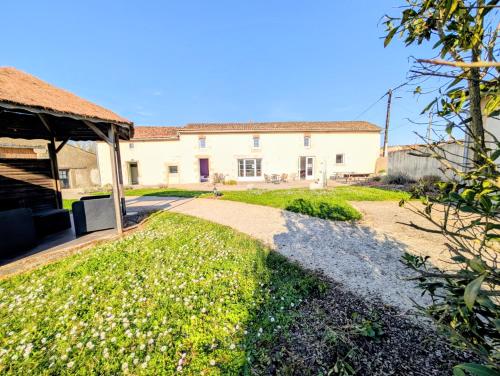 גינה, Chambres Duo au Gîte Domaine du Luth - 20 min du Futuroscope et Aquascope (Chambres Duo au Gite Domaine du Luth - 20 min du Futuroscope et Aquascope) in Vouille