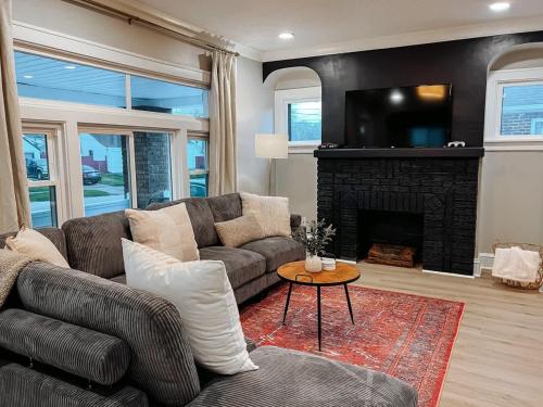 Large 4 Bedroom Recently Renovated With Hot Tub, Cleveland