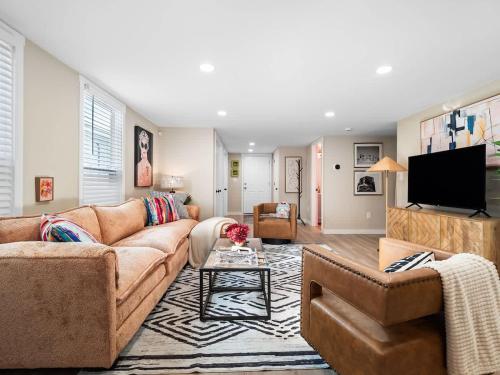 Arts District Walk to Restaurants, Bars Sleeps 8 -Tillman, Cleveland