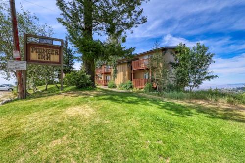 Slope-Side Getaway Deck Pool Table Views in Shafer Butte