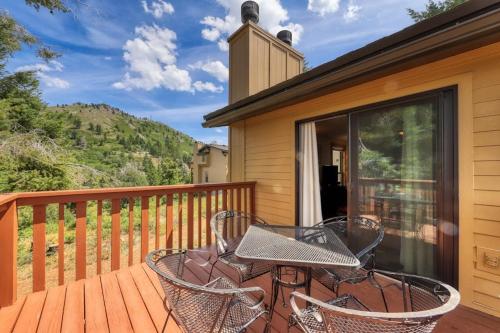 Slope-Side Getaway Deck Pool Table Views in Shafer Butte