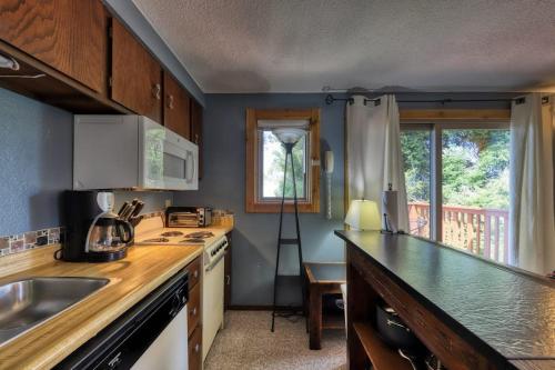 Slope-Side Getaway Deck Pool Table Views in Shafer Butte