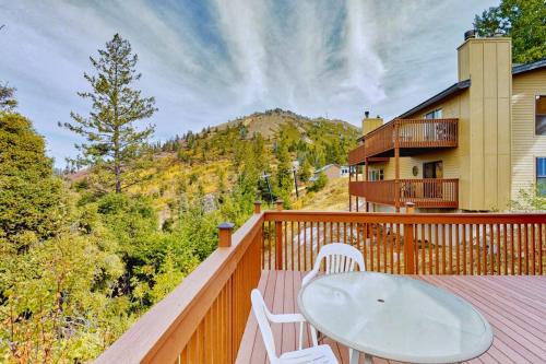 Mountain Retreat Slope Access 2 Decks in Shafer Butte