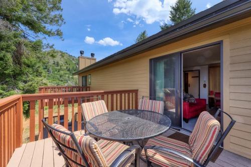 Mountain Condo Ski Access & Sunset Deck in Shafer Butte