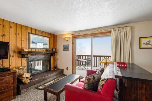 Mountain Condo Ski Access & Sunset Deck in Shafer Butte