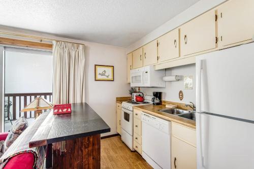 Mountain Condo Ski Access & Sunset Deck in Shafer Butte