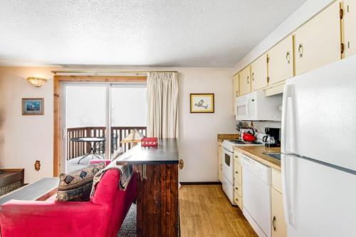 Mountain Condo Ski Access & Sunset Deck in Shafer Butte